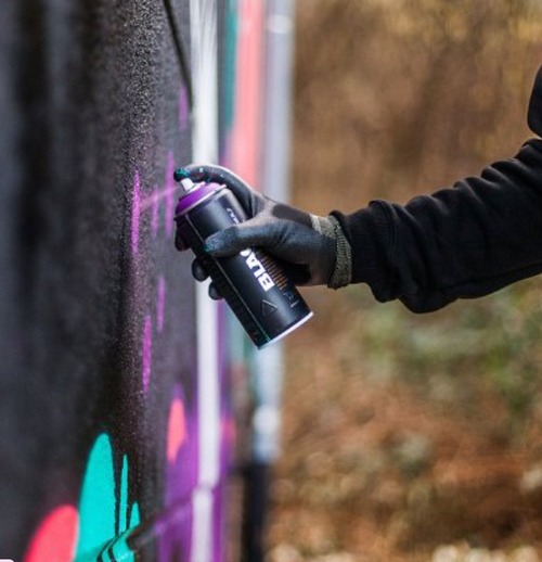 Sprayfärgen när den används, perfekt för studentoverallen